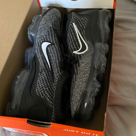 COPY - Brand new nike 2021 vapormax size 10 - Picture 1 of 4
